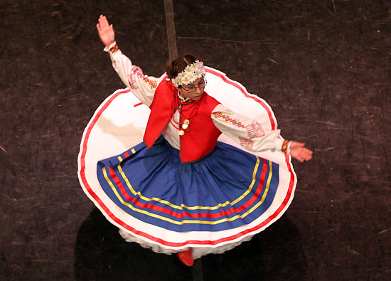 Tim Smith/Brandon Sun
Jessie Dutchak of the Winnipegosis Sopilka Ukrainian Dance Group spins.