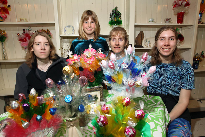 Tim Smith/Brandon Sun
Tracy Dyck (second from right) and her daughters (from left) Laura, Kristin and Stephanie display a variety of candy gift bouquets at Sweets of Eden cafe on First Street on Saturday.