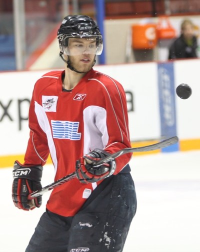 Tim Smith/Brandon Sun
Taylor Hall of the Windsor Spitfires bounces a puck on his stick during practice at Westman Place on Saturday morning.