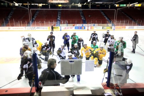 Tim Smith/Brandon Sun
The Brandon Wheat Kings take a knee and listen to head coach/general 	manager Kelly McCrimmon at Westman Place on Saturday morning.