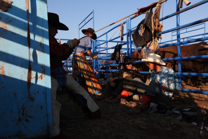 Tim Smith/Brandon Sun
Bull riders Derek Macmillan and Denton Krentz (sitting down) talk while gearing up for their event during the Shilo Heartland Rodeo on Friday evening.