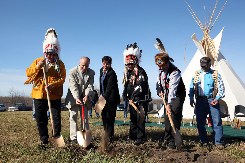 Tim Smith/Brandon Sun
Chief David Crate of Fisher River Cree Nation, Dave Chomiak, minister responsible for the Gaming Control Act, Chief Francine Meeches of Swan Lake First Nation, Assembly of Manitoba Chiefs Grand Chief Ron Evans and Chairman Floyd Jourdain Jr. of the Red Lake Band of Chippewa Indians break ground during the sod-turning for the Spirit Sands Casino south of Carberry on Thursday as Swan Lake elder Ken McKinney looks on.