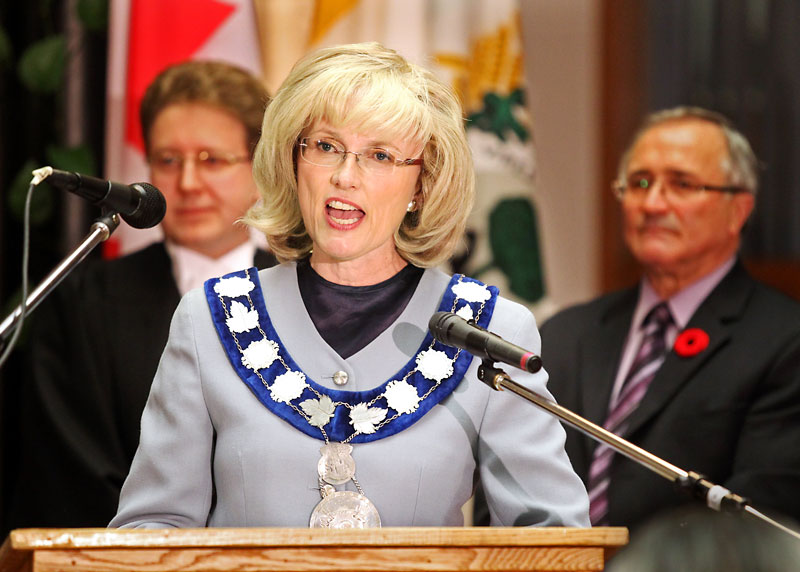 Colin Corneau/Brandon Sun
Mayor Shari Decter Hirst wears the chain of office after being sworn in on Tuesday evening at Brandon City Hall.