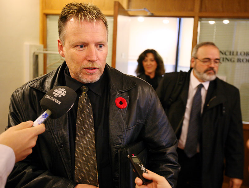Colin Corneau/Brandon Sun
Len Isleifson speaks with media as Court of Queen's Bench Justice Robert Cummings exits the city hall meeting room used for Tuesday afternoon's recount.
