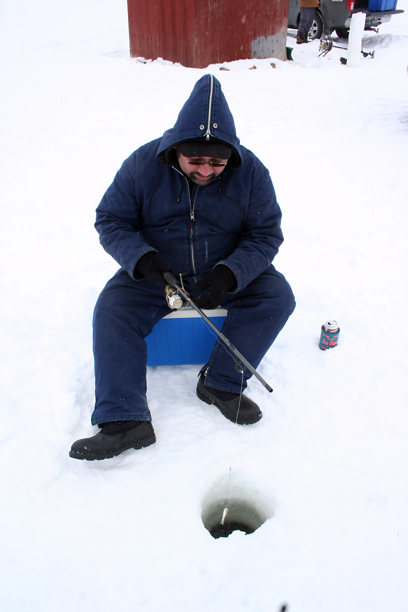 Ian Hitchen/Brandon Sun
Lee Houle of Brandon lowers his line at the Rivers Game and Fish Association Fourth Annual Tag Northern Pike Derby on Saturday. Ice fishers had the chance to win $10,000 if they could catch a specially tagged northern pike.