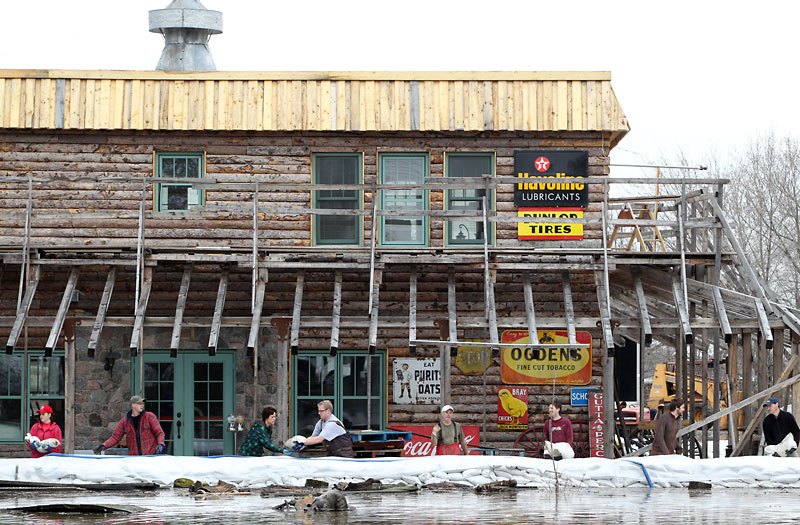 Families pack up as river rises – Brandon Sun
