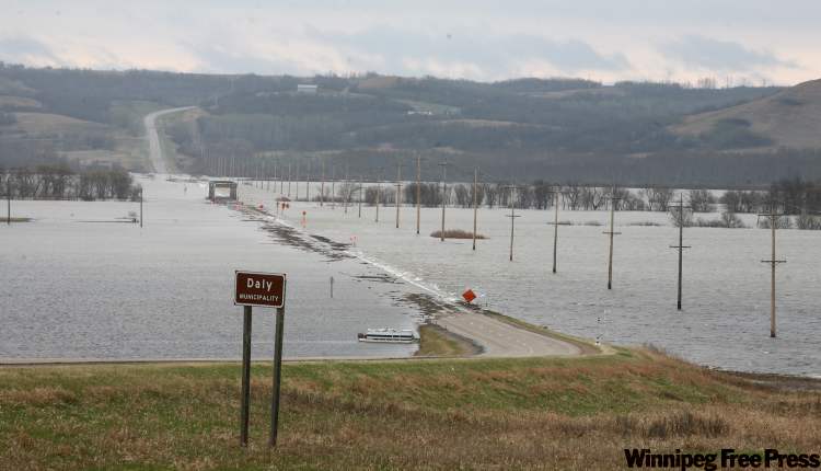Bruce Bumstead/Brandon Sun
The swollen Assiniboine River covers the valley floor, consuming the bridge on Highway 250, west of Brandon, on Tuesday.