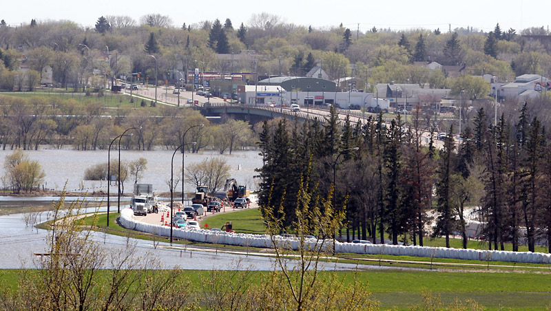 Bruce Bumstead/Brandon Sun
Traffic moves through the bends on First Street North next to the flooded Optimist Soccer Park on Wednesday afternoon. A single northbound lane has been reopened.