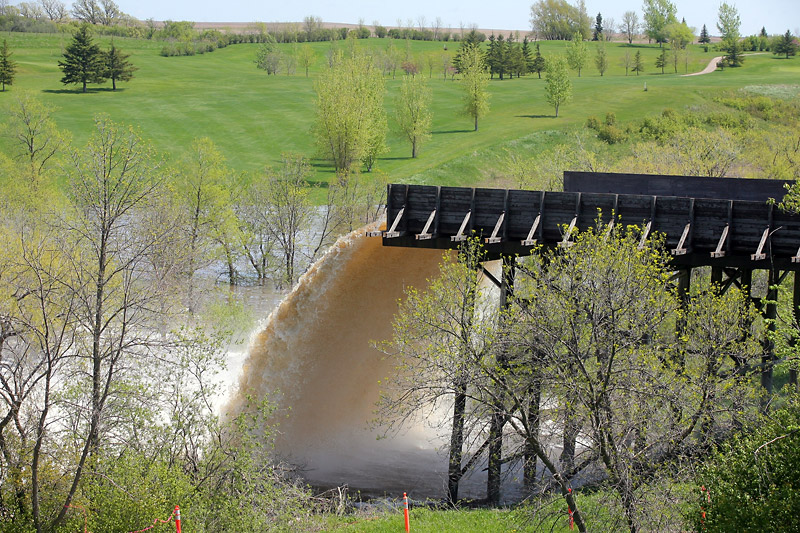Bruce Bumstead/Brandon Sun
Water from the Turtlehead Creek spillway thunders down onto the first hole of the Deloraine Golf Course on Wednesday afternoon. Heavy rain in southwestern Manitoba has caused road washouts and overland flooding.