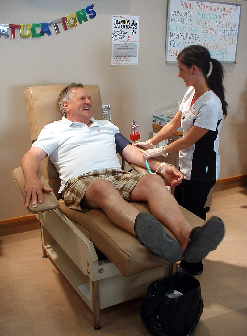 Submitted
Blood donor Eric Penner talks with clinic assistant Amanda DuPaul on Thursday at the Canadian Blood Services Brandon blood donor clinic. Penner made his 175th donation on Thursday during National Blood Donor Week.