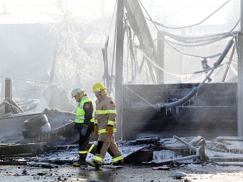 Colin Corneau/The Brandon Sun
Brandon firefighters and staff from the Office of the Fire Commissioner, help with the cleanup Tuesday of the Sturgeon Tire building in the aftermath of Monday’s fire.