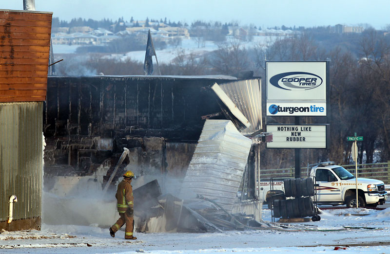 Bruce Bumstead/Brandon Sun
A firefighter keeps an eye on the remaining hot spots on Tuesday morning following Monday’s fire at Sturgeon Tire.