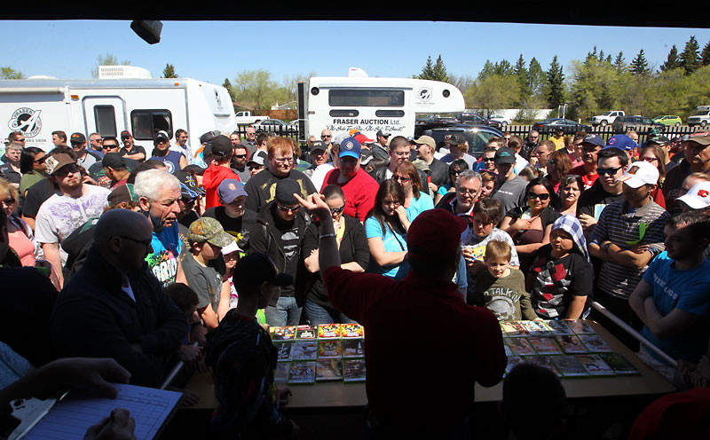 Bruce Bumstead/Brandon Sun
Hundreds of people gather for the storage locker auction held at West Side Storage on Saturday afternoon.