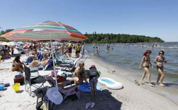 TREVOR HAGAN / WINNIPEG FREE PRESS Archives
A few thousand people enjoy the sunshine at Grand Beach on Canada Day in 2012. Sunbathers won't be able to smoke on beaches starting in 2014, provincial officials announced Thursday.