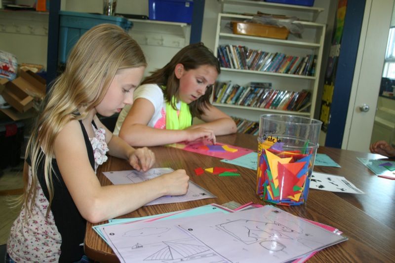 Lindsey Enns / Brandon Sun
George Fitton School Grade 6 students Kimi Allen and Jolie Kusela spent some of the afternoon yesterday working on a geometry excercise in class.