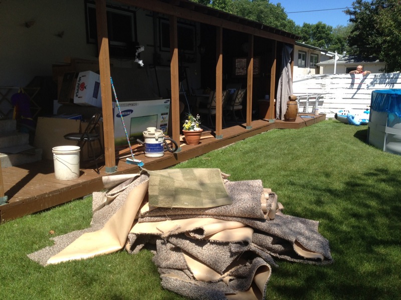 Jillian Austin / Brandon Sun
The cleanup in the Meadows/Linden Lanes neighbourhood continued Wednesday following the storm. Several basements flooded, so residents had to tear out carpet and remove furniture.