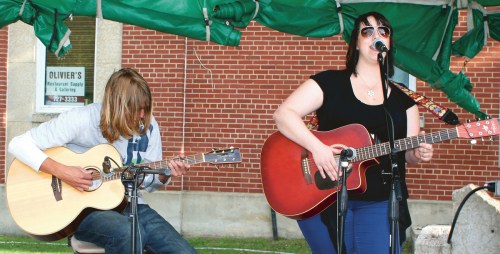 Mariah Phillips
(L-R) Blair Maycher and Erin McLennan from Daisy Chain.  Music In The Park (Mariah Phillips for The Sun)