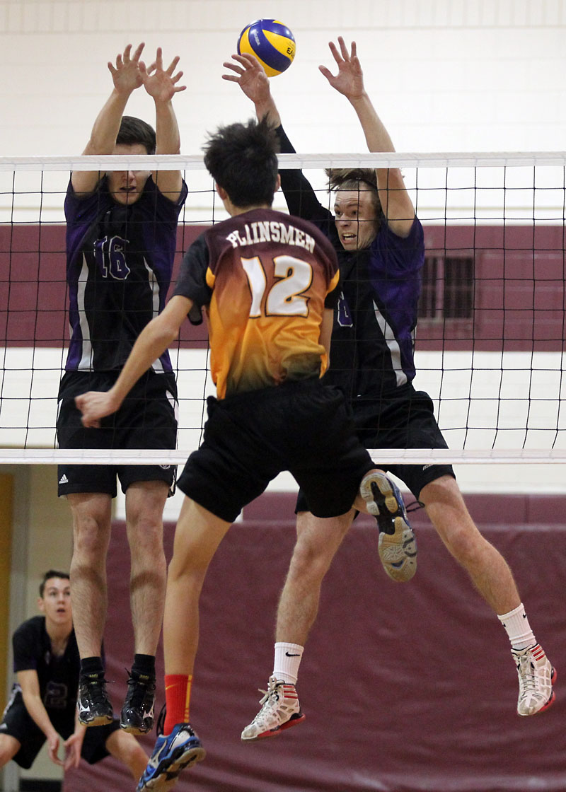 Bruce Bumstead/Brandon Sun
Plainsmen Leo McArthur hits over the block put up by Vikings Cole Tokaryk and Sam Isfeld, right, during Monday night’s varsity boys’ volleyball city final at Crocus Plains.