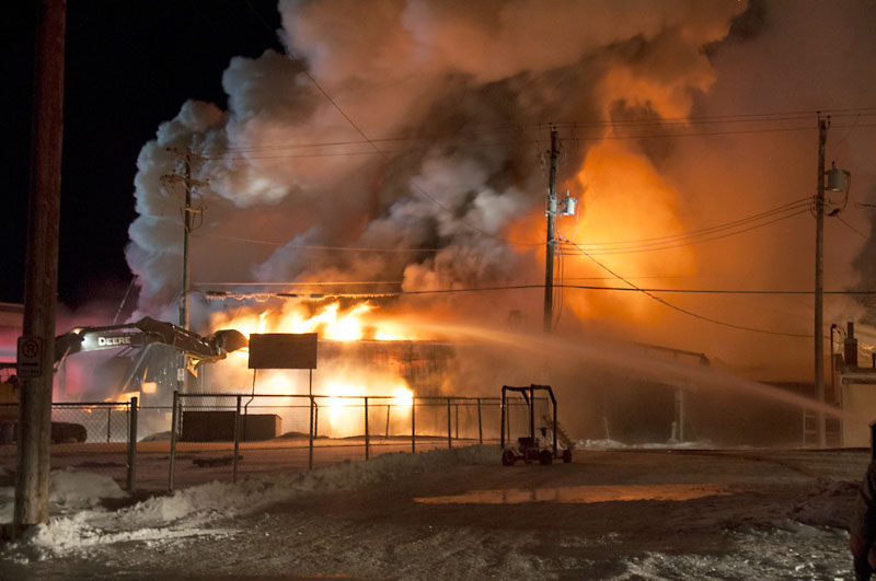 Eoin Devereux/Neepawa Banner
Neepawa’s Home Hardware is destroyed by fire on Wednesday night, leaving residents of secondfloor apartments homeless and up to 12 people out of a job. The fire is considered to be the largest to hit the town in 11 years.