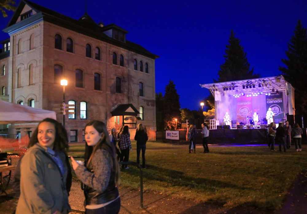 Colin Corneau/Brandon Sun
Ticket holders are sprinkled around the courtyard during the Crash the Courtyard event, Friday evening at Brandon University.