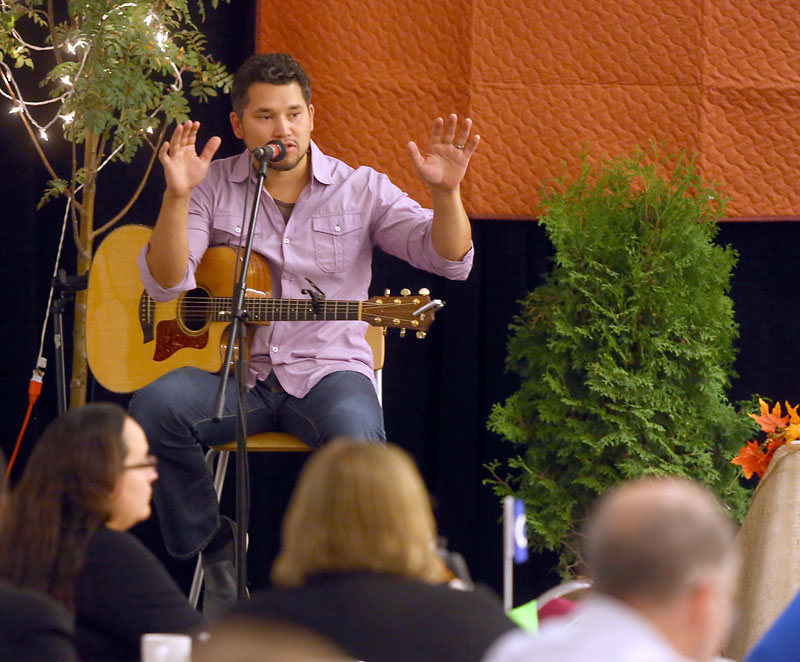 Bruce Bumstead/Brandon Sun
Singer-songwriter Don Amero talks to a group during a session at the Aboriginal Mental Health and Wellness Conference on Tuesday.
