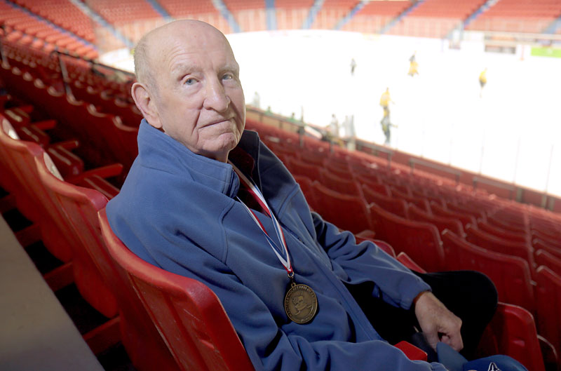 Bruce Bumstead/Brandon Sun
Ex-Brandon Wheat Kings player and coach Ron Maxwell, shown watching the team practise this week, entered the Manitoba Hall of Fame with the Dauphin Kings last weekend.