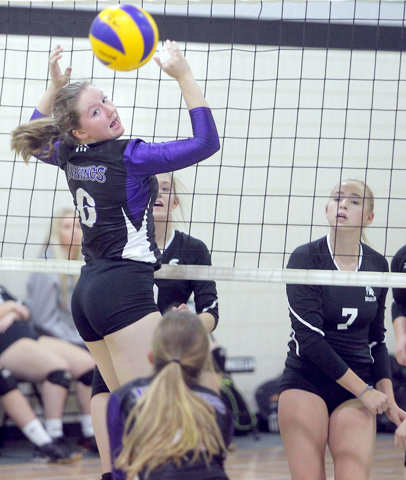 Colin Corneau/Brandon Sun
Vincent Massey Vikings’ Tegan Mauthe looks back after the ball was lobbed past her by the Neelin Spartans during a Westman High School Volleyball League varsity girls’ match Tuesday evening at Neelin. The Spartans won the match in three straight sets.