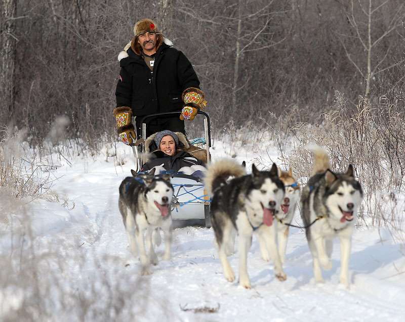 Bruce Bumstead/Brandon Sun
Gerald Azure mushes his dog team through the valley with Brandon Sun reporter Eva Wasney aboard at Asessippi Ski Area and Resort on Tuesday. Azure and his partner Jenafor operate Bluesky Expeditions and will be offering rides with their 28-dog sled team from Churchill at the Westman destination this season.