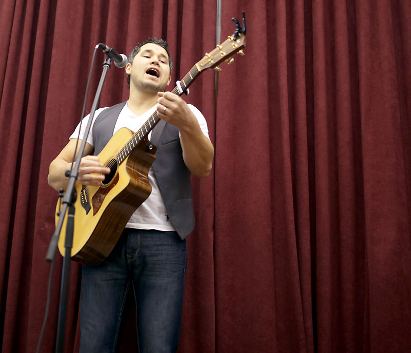 Tim Smith/Brandon Sun
Singer-songwriter Don Amero performs during the Let’s Beat the Winter Blues event in the Elephant Room at Brandon University on Monday. The last Monday in January is also known as Blue Monday.