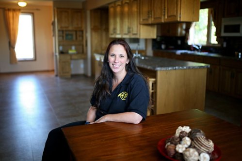 Tim Smith/The Brandon Sun
Wheat City Retreat manager Michelle Budiwski sits in the spacious kitchen of the fully-furnished executive condominium on McDiarmid Drive. The condo is available for rent on a daily, weekly or monthly basis.