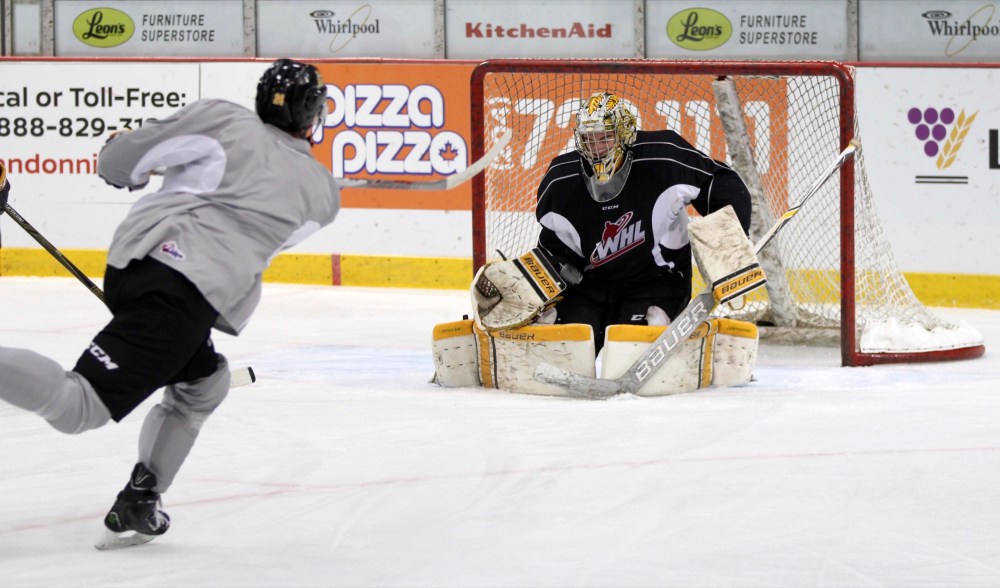Perry Bergson/The Brandon Sun
Brandon Wheat Kings goaltender Logan Thompson prepares to take a shot by Linden McCorrister into the logo on his chest during practice on Thursday. (Perry Bergson/The Brandon Sun)