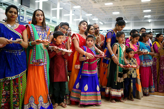 Tim Smith/The Brandon Sun
Celebrants hold candles during prayer while marking the Hindu festival of Navratri at the Brandon University Healthy Living Centre on Sunday evening.