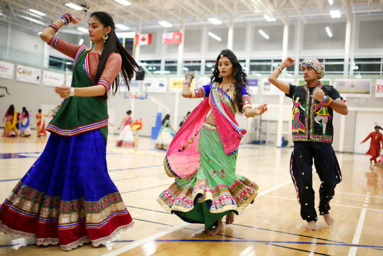 Tim Smith/The Brandon Sun
Dancers in traditional clothing take part in Navratri celebrations at the Brandon Unviersity Healthy Living Centre on Sunday evening.