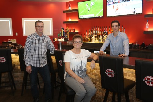 Tim Smith/The Brandon Sun
Trevor Peters, Debbie Nadon and Skylar Peters, owners of Huggy’s Neighbourhood Sports Bar & Grill at 2140 Currie Blvd. The second-floor bar, which underwent extensive renovations earlier this fall, has new decor, seating and additional TV screens for visitors to enjoy.