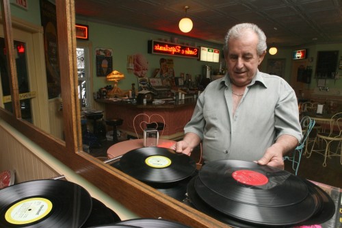 Matt Goerzen/The Brandon Sun
Crow’s General Store owner Don Ditchfield looks through a collection of records at his business, located at 33 17th St. East.