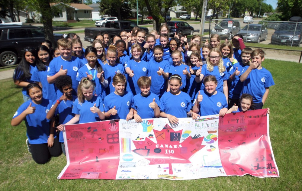 Matt Goerzen/The Brandon Sun
Youth Revolution students from Vincent Massey High School and J.R. Reid School pose for a group shot with their Canada 150 community art project on Tuesday afternoon.