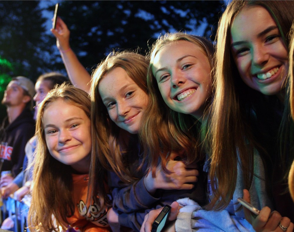 Ian Froese/The Brandon Sun
Friends Ella Conrod, Carlie Perrett, Hallee Cole and Kaitlyn Perrett enjoy Saturday’s outdoor concert at RMNP.