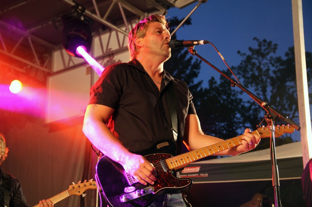 Ian Froese/The Brandon Sun
Doc Walker frontman Chris Thorsteinson performs at a free outdoor concert on Saturday night at Riding Mountain National Park that drew thousands of people.