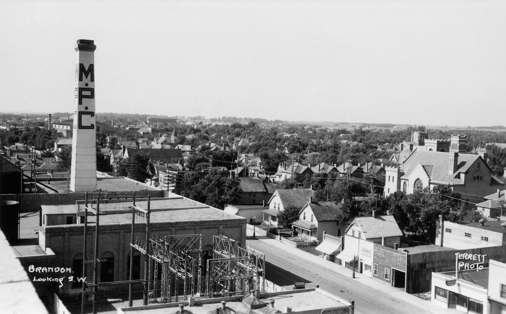 Courtesy S. J. McKee Archives, Brandon University
The Manitoba Power Commission steam plant circa 1940, an aerial view of 10th Street facing south from Princess Avenue. Photographer: Jerrett Photo, Joseph H. Huges Collection.