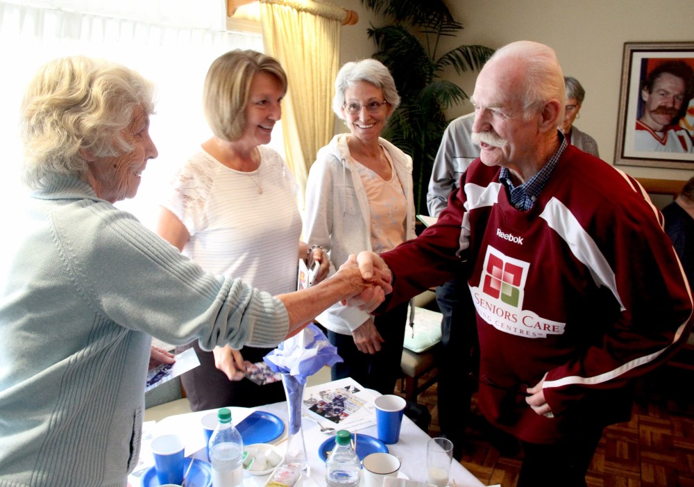 Ian Froese/The Brandon Sun
Former NHL star Lanny McDonald shakes hands with Lorna Aimoe, the mother of his former Medicine Hat Tigers teammate Randy, at Victoria Landing Retirement Residence on Sunday. Lorna Aimoe is joined by her daughters, Ramona Stanton, centre, and Jocelyn Williamson, right.