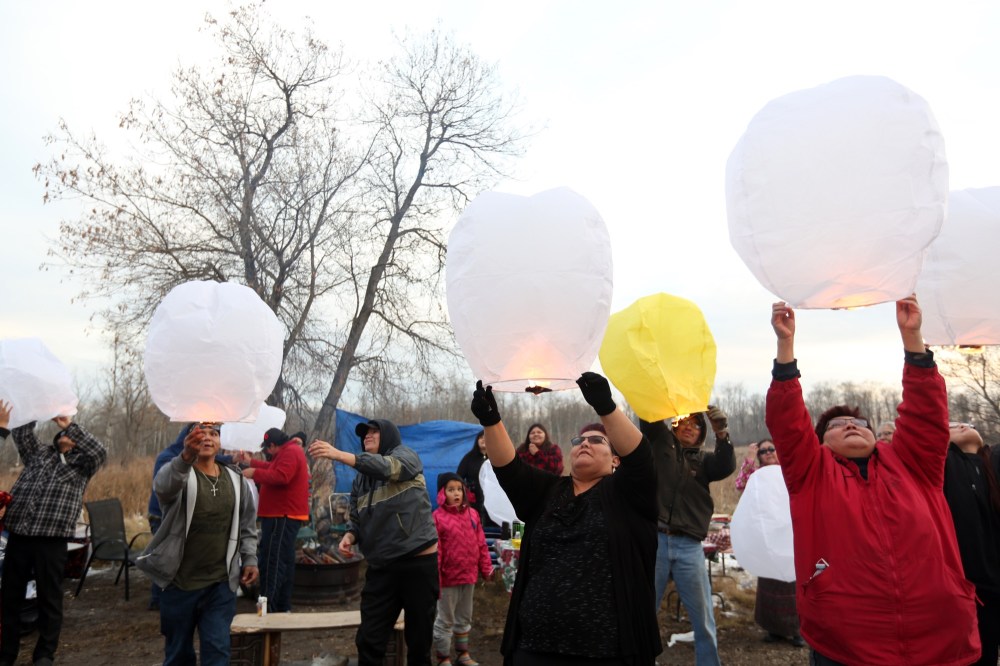 Michael Lee/The Brandon Sun
Lanterns are released in memory of Amanda Jane Cook during a vigil on Waywayseecappo First Nation on Saturday. The teen went missing on July 13, 1996, after going to the Harvest Fair Festival in Rossburn with her father and brother. Her body was found four days later near the fairgrounds.