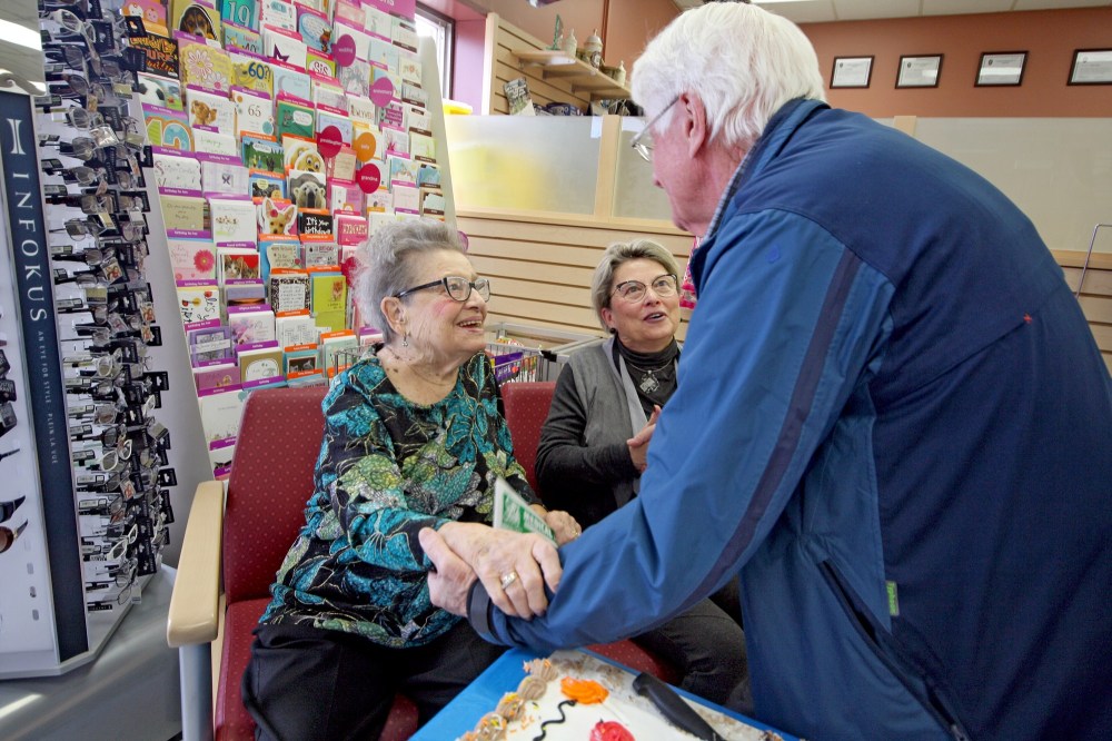 Tyler Clarke/The Brandon Sun
Special guest Marjorie Constable, 101, and daughter Cindy Brownlee, from left, say hello to retired Dr. Robin Andrews during Medical Centre Pharmacy's 50th anniversary celebration at the downtown shop. Andrews worked at the then-neighbouring Western Medical Clinic from 1965 to 1997.