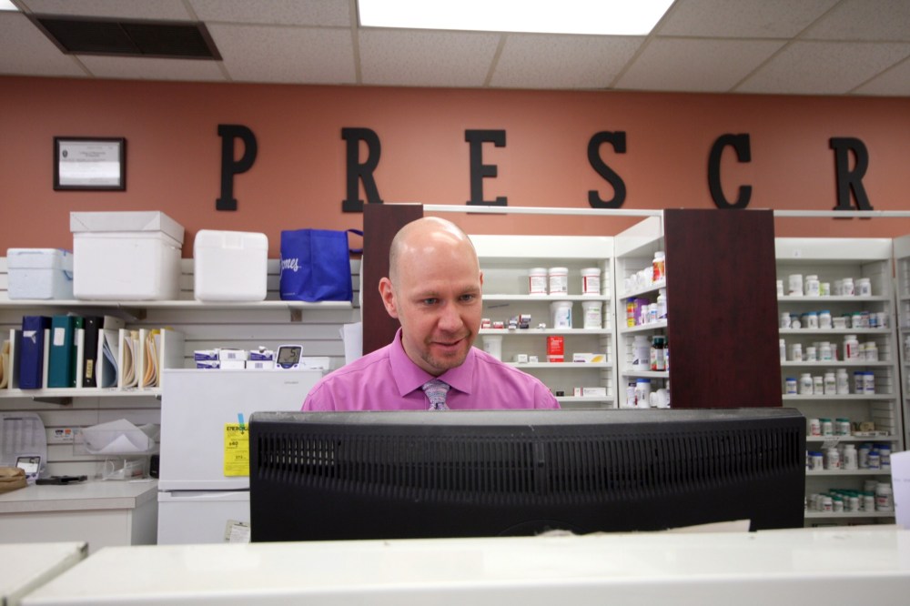Tyler Clarke/The Brandon Sun
Medical Centre Pharmacy manager Rob Jaska jumped between work and greeting longtime customers during Monday’s 50th anniversary celebration.