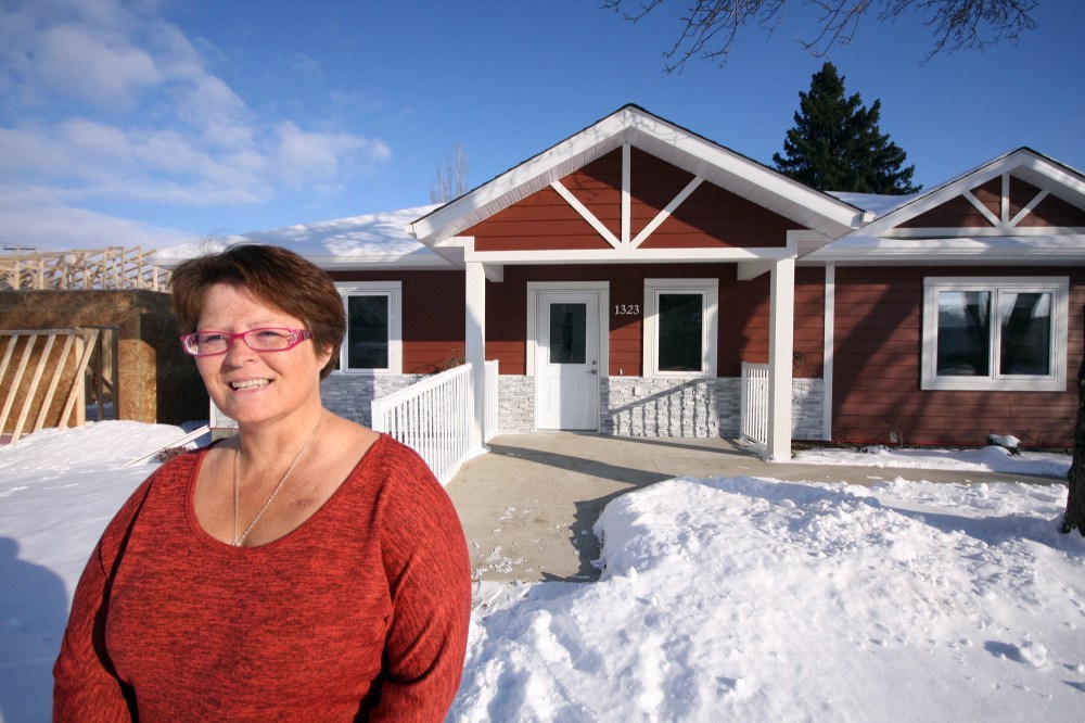 Tyler Clarke/The Brandon Sun
Daughter on Call owner Gail Freeman-Campbell is seen outside the local company’s six-unit seniors housing complex at 1323 Eighth St., which opened last week and is already filling out. The building can accommodate as many as 10 residents, including couples.