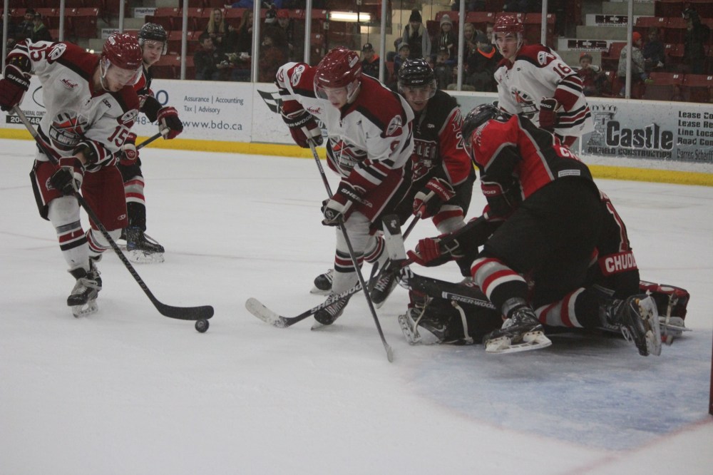 Nathan Liewicki/The Brandon Sun
Graeme Hore, left, and Jack Einarson of the host Virden Oil Capitals try to put the puck past tangled Selkirk Steelers goaltender Hayden Dola during the second period of Game 5 of their best-of-seven Manitoba Junior Hockey League quarter-final at Tundra Oil & Gas Place on Saturday evening.