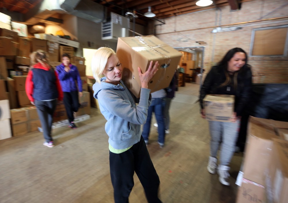 Ian Froese/The Brandon Sun
Rebecca Doerksen, who resides at the Adult and Teen Challenge women's recovery centre in Brandon, organize boxes in advance for the thrift store's opening this summer in downtown Brandon.