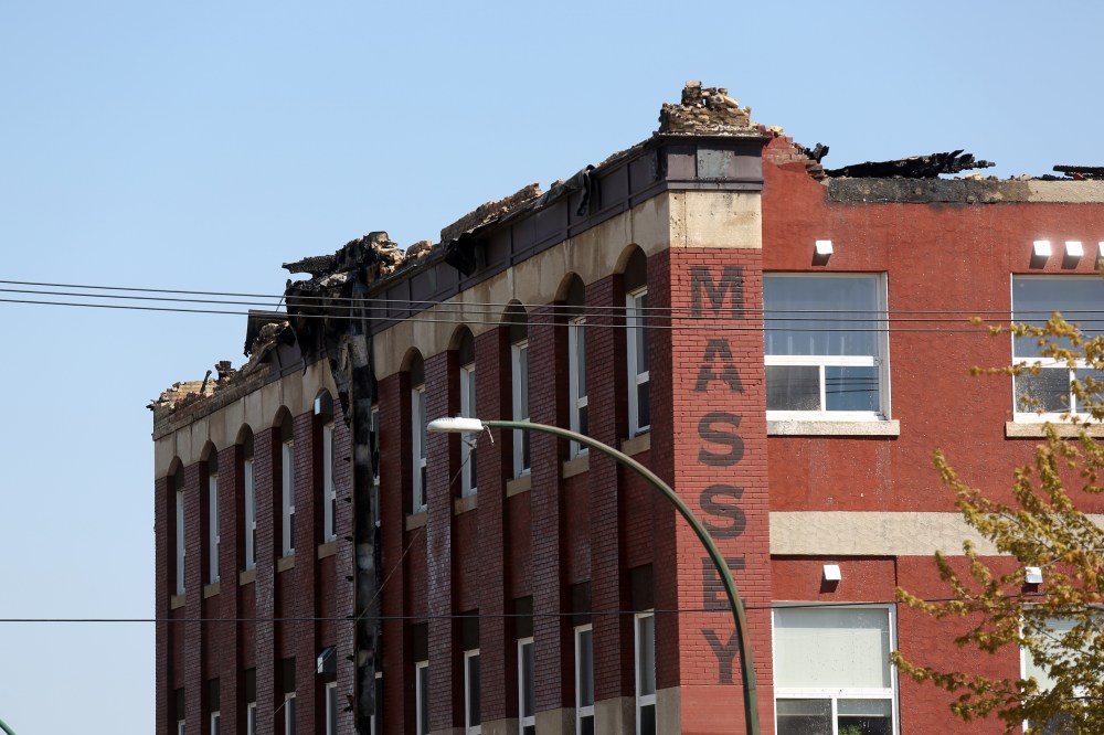 MICHAEL LEE/THE BRANDON SUN
The rooftop of Massey Manor lies in pieces after a fire in downtown Brandon.