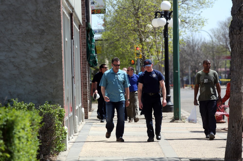 MICHAEL LEE/THE BRANDON SUN
Brandon Mayor Rick Chrest, left, and Brandon Fire and Emergency Services deputy chief Scott McDonald walk down Rosser Avenue on Sunday.