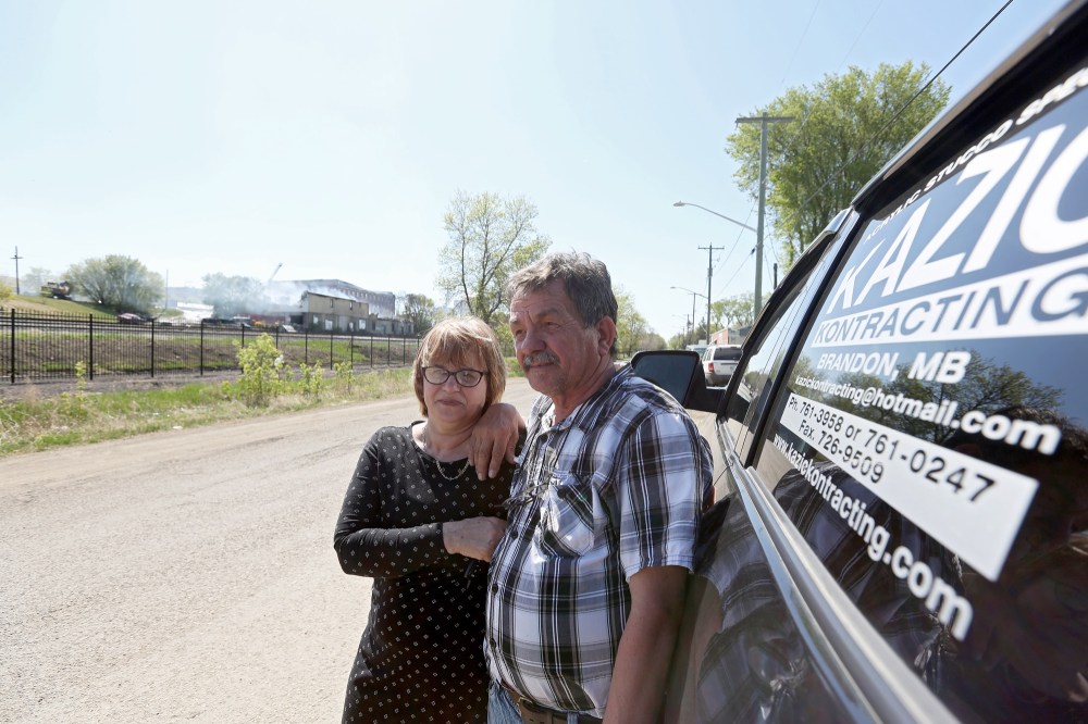 Tyler Clarke/The Brandon Sun
Kazic Kontracting owner Husein Kazic and wife Hasiba watched on Sunday as firefighters tended to a fire that gutted his company’s office and storage space, at 548 Pacific Ave.
