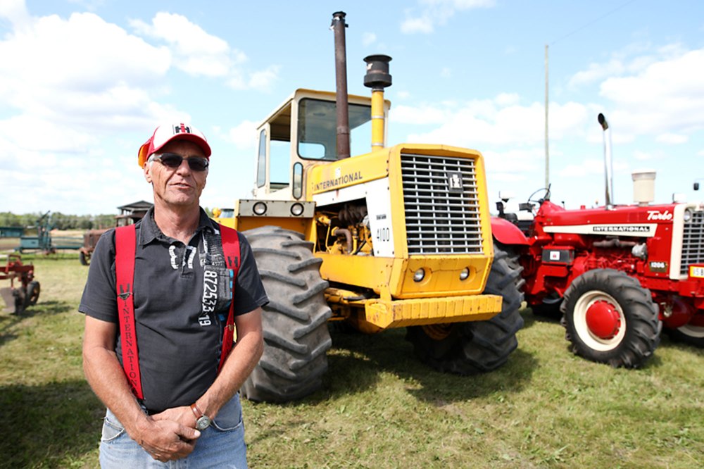 Tim Smith/The Brandon Sun
Cameron Hales stands in front of the 1967 International Harvester 4100 tractor that he found in a barn on Tuesday and immediately got running for the Threshermen’s Reunion.